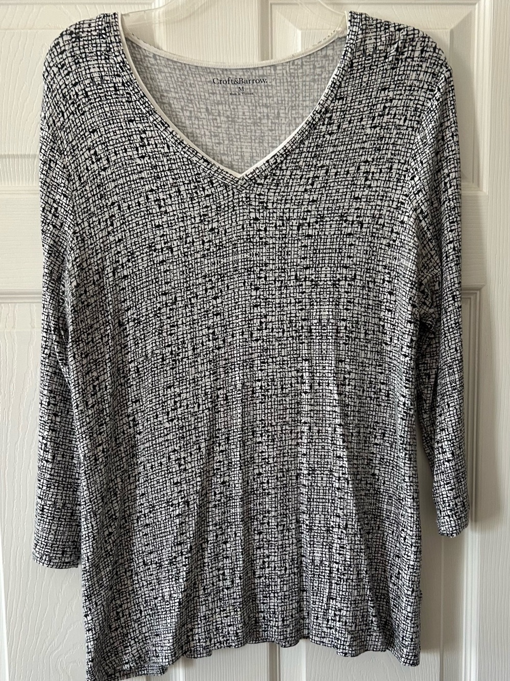 croft & barrow Black and White V-Neck Long Sleeve Top